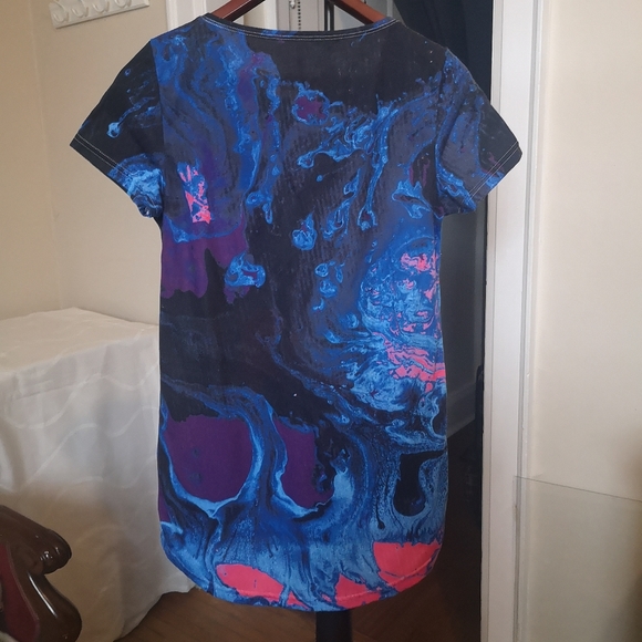 3/$20 Nuvango hip length short-sleeve top - Picture 4 of 8